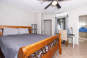 Llit o llits en una habitació de Las Brisas #8 Beachfront - On the sand and steps from Mannys for tacos & tequila