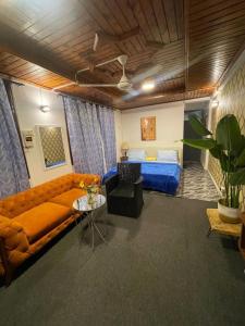 a living room with a couch and a bed at Arrabella Masaki in Dar es Salaam