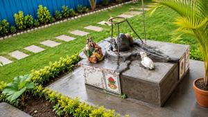 a fountain in a garden with two animals on it at Hotel Panchmukhi Ashram Ayodhya Dham in Ayodhya