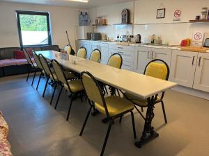 a table and chairs in a room with a kitchen at Edenderry Central Rooms in Edenderry