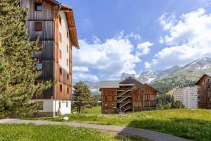a group of buildings with mountains in the background at Appartement T2 Chalets Superd in Le Dévoluy