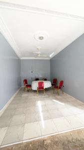a room with a table and chairs in it at Hôtel St Jo in Bohicon