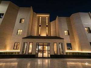 a large building at night with its doors open at شقق الإيجار - العروبه in Riyadh
