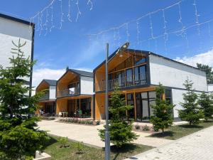 a house with a net in front of it at Atlantis Resort Коттеджи-таунхаузы in Chon-Sary-Oy