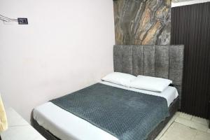 a bed with two pillows in a room at Hotel Lua Origenes Rodadero, Santa Marta in Santa Marta