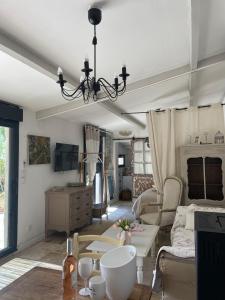 a living room with a chandelier at Villa la Roma in Aix-en-Provence