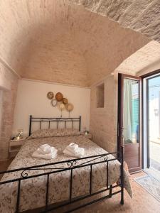 a bedroom with a bed with towels on it at La casetta di zia Giuseppina in Alberobello