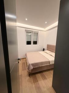 a small bedroom with a bed and a window at IK Apartments in Rake