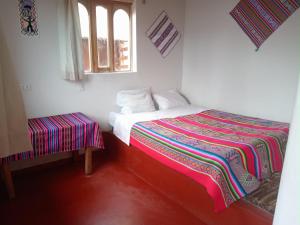 a small bedroom with a bed and a window at Casa de Ruben - Lac Titicaca in Llachon
