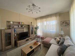 a living room with a couch and a tv at Lar de Mamita in Cristiñade