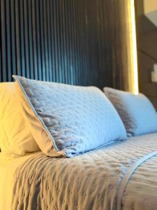 a blue pillow sitting on top of a bed at Tropical Executive Confort in Manaus +1 photo