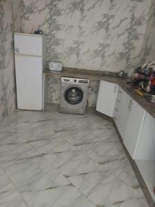 a kitchen with a washing machine and a refrigerator at Dardyafa in Larache