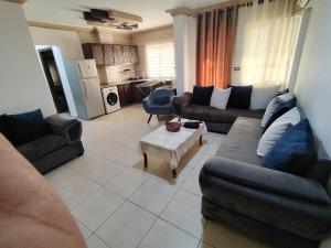 ein Wohnzimmer mit zwei Sofas und einem Tisch in der Unterkunft ريماس 13 in Irbid