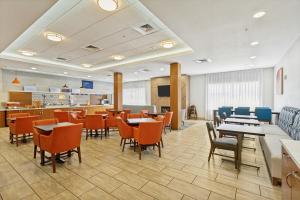 a restaurant with tables and chairs and a bar at Holiday Inn Express & Suites Salt Lake City South-Murray by IHG in Murray