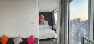 a bedroom with a bed and a view of a city at Om calmness in Birmingham