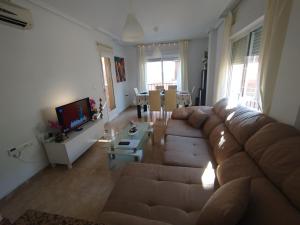 a living room with a couch and a table at Le paradis de Lynn in Formentera de Segura