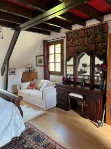 a living room with a couch and a mirror at La Chouette in Beynat