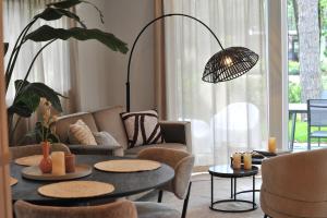a living room with a couch and a table at Luxe Boshuisje Lodge Wildblick, adults only Haarle, Sallandse Heuvelrug in Haarle
