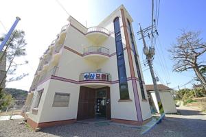 a large white building with a sign on it at Yangyang susan motel in Yangyang