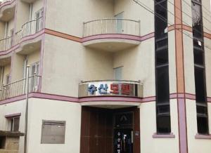 a building with a balcony on top of it at Yangyang susan motel in Yangyang