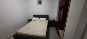 a small bedroom with a bed in a room at Daria in Eforie Sud