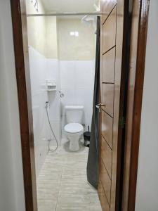 a small bathroom with a toilet and a shower at Apartamento no Centro de Macapá - Edifício Fernando Dias in Macapá