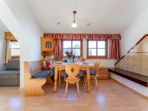 a dining room with a table and chairs at Fanningberg in Mariapfarr