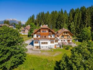 an aerial view of a large house at Fanningberg in Mariapfarr