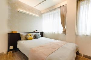 a bedroom with a large bed with a window at Grace Hotel Kyodo odakyu line near shinjuku shibuya in Tokyo