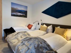 two beds sitting next to each other in a room at Bockblick Top 5 in Weisspriach