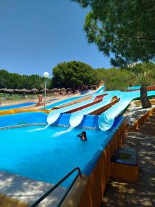 a person swimming in a swimming pool at a resort at Le paradis de Lynn in Formentera de Segura