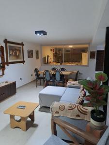 a living room with a couch and a table at Casa XENA in Río Cuarto