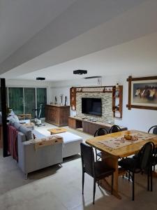 a living room with a couch and a table at Casa XENA in Río Cuarto