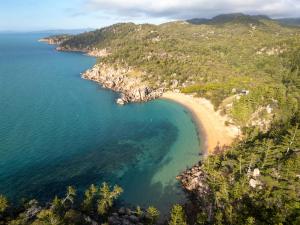 an aerial view of a beach in the ocean at True North B&B in Horseshoe Bay