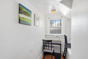a room with a desk and a window at Golden Hill 1 bedrooms in San Diego