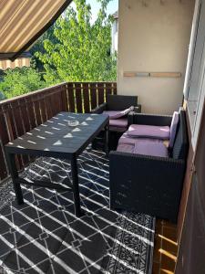 a patio with a table and chairs on a balcony at Ferienwohnung Nordheim in Nordheim
