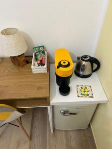 a table with a coffee maker and a lamp on it at Pole Pole - SOLE in Agropoli