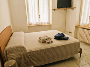 a room with a bed with two towels on it at GaribaldiCentrePort in Ancona