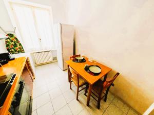 a small table and chairs in a small kitchen at GaribaldiCentrePort in Ancona