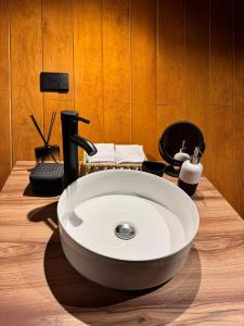 a bathroom with a white sink on a wooden table at Amanece en la naturaleza in Mazamitla