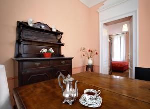 uma sala de jantar com uma mesa de madeira e uma cómoda em Villa D'Azeglio em Albiano dʼIvrea