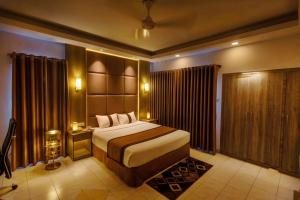 a bedroom with a large bed in a room at Green Goose by Lakeshore Dhaka in Dhaka +29 photos