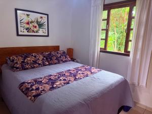 a bed in a bedroom with a window at Recanto do Zeca Morretes in Morretes +77 photos