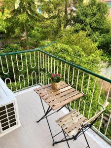 a wooden table and a potted plant on a balcony at Interi Appartamenti in Centro - Holiday & Wi-Fi Ultra in Campobasso