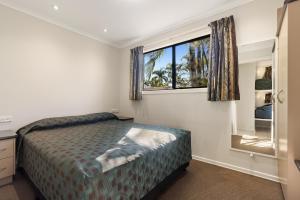 a bedroom with a bed and a window at Brisbane Gateway Resort in Rochedale +80 photos