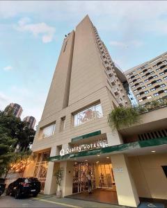 a building with a store in front of it at Flat de Luxo no Quality Hotel no coração de Alphaville in Barueri