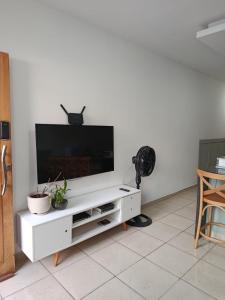 a white entertainment center with a flat screen tv at Casa em Sorocaba para até 4 pessoas in Sorocaba