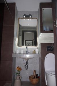 een badkamer met een wastafel en een spiegel bij New Gudauri Studio 222 in Goedaoeri