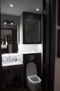 een badkamer met een toilet, een wastafel en een spiegel bij New Gudauri Studio 222 in Goedaoeri +15 foto's