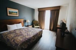 a hotel room with a bed and a television at Sierra Huasteca Inn in Ciudad Valles +17 photos